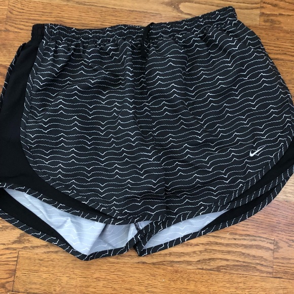3 set of patterned Nike tempo running shorts - Picture 3 of 4